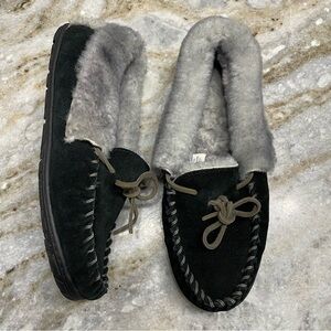 L.L. Bean Wicked Good Shearling Moccasin Slippers in Black Women’s size 10